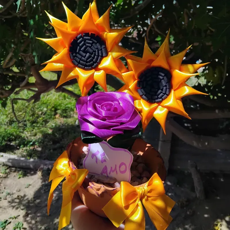 Arreglo con 2 girasoles y una rosa.