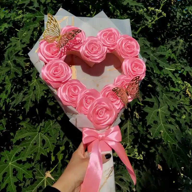 Arreglo estilo ramo en forma de corazón 