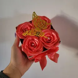 Caja con 4 rosas eternas.