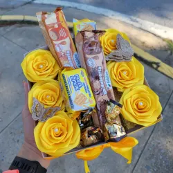 Caja con 6 rosas eternas + confituras.