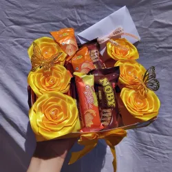 Caja cuadrada con 6 rosas + confituras 💛