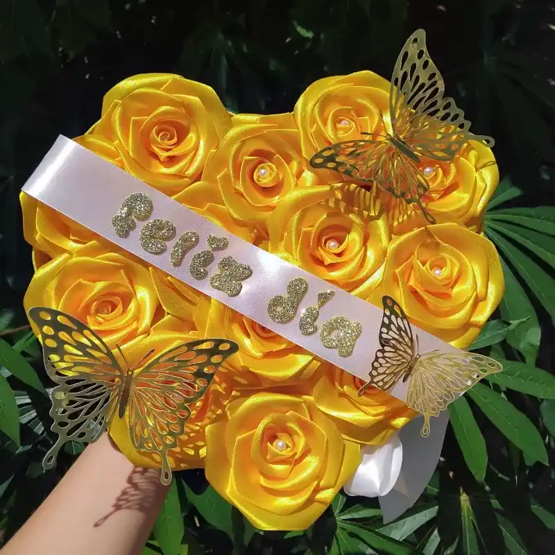 Caja en forma de corazón con 13 rosas eternas.