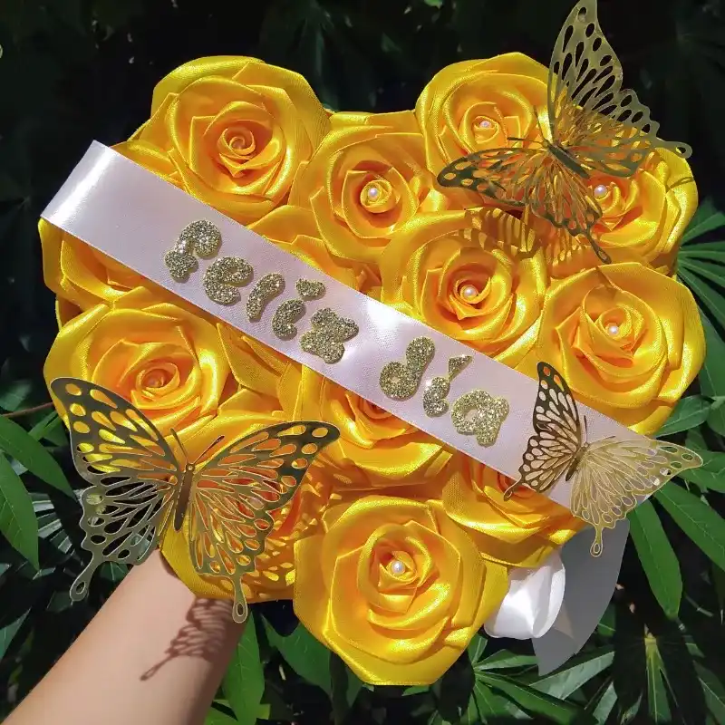 Caja en forma de corazón con 13 rosas eternas.