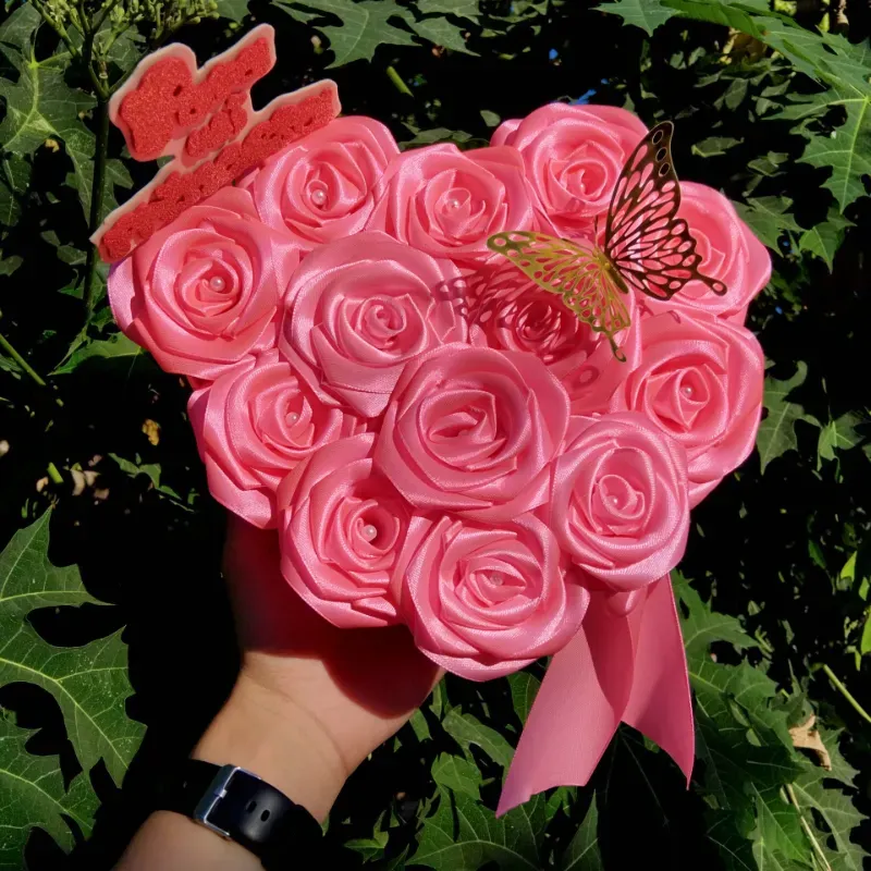 Caja en forma de corazón con 13 rosas eternas.