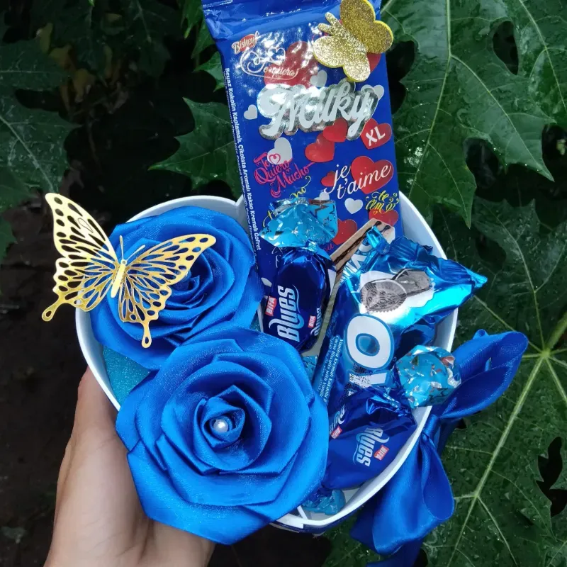 Caja en forma de corazón con 2 rosas y confituras.