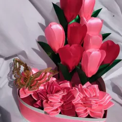 Caja en forma de corazón con 3 dahlias y 9 tulipanes.