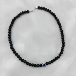 Collar de perlas negras y ojo turco.