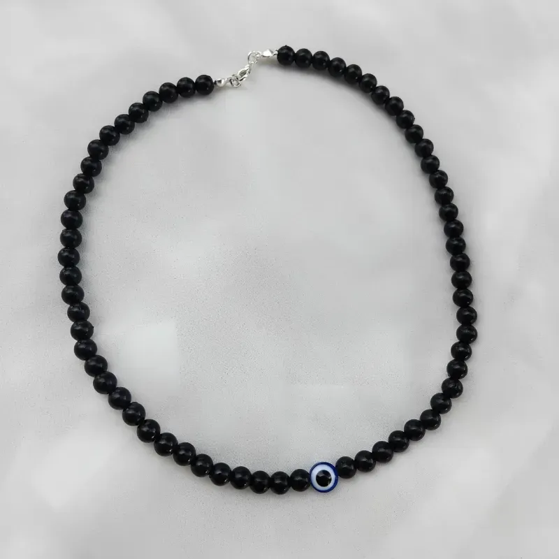Collar de perlas negras y ojo turco.