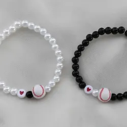 Con pelota de béisbol