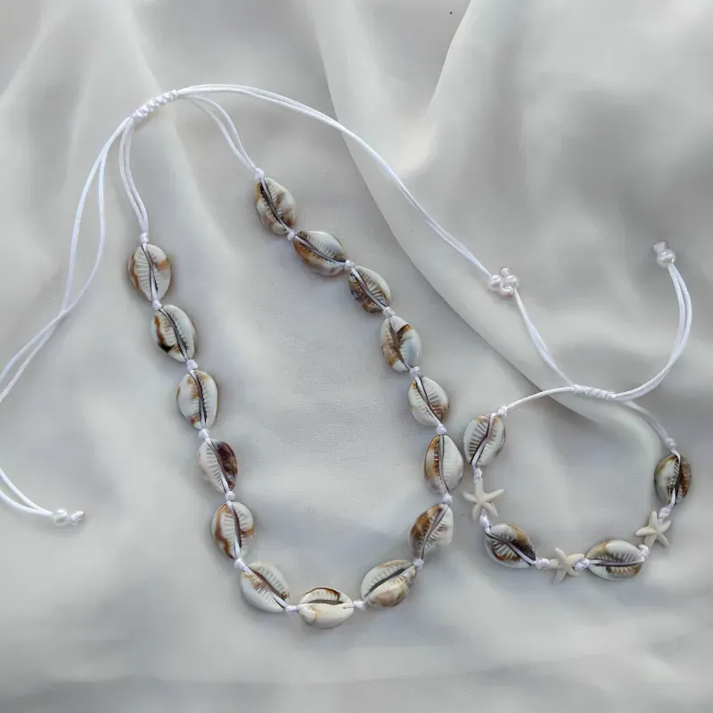 Juego de collar y pulsera de caracolas.