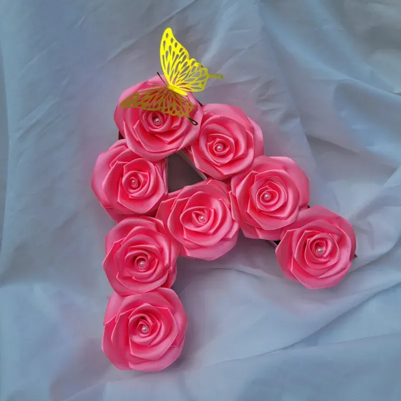 Letra A con rosas eternas.