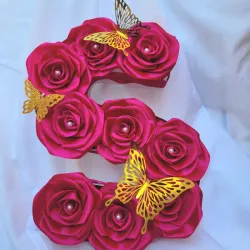 Letra S con rosas eternas.