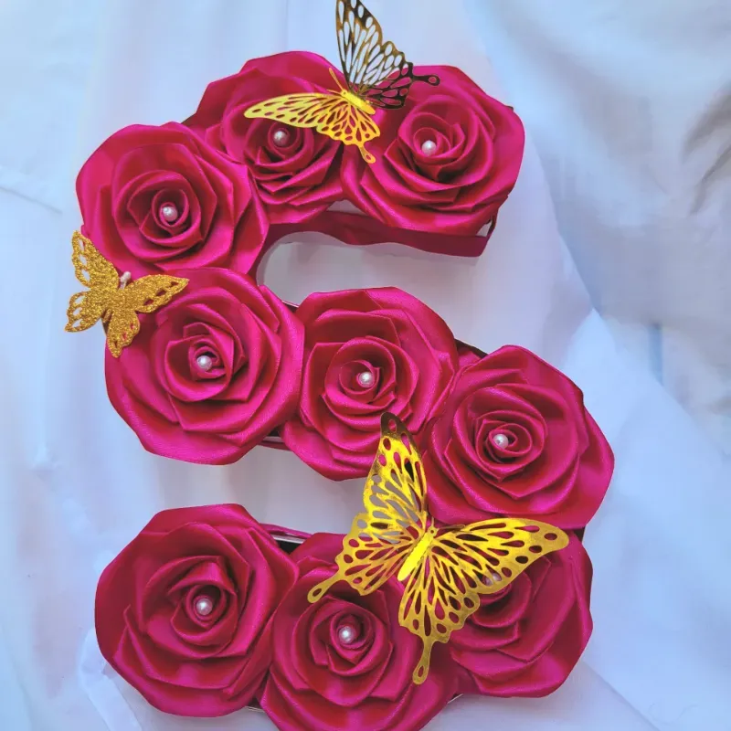 Letra S con rosas eternas.