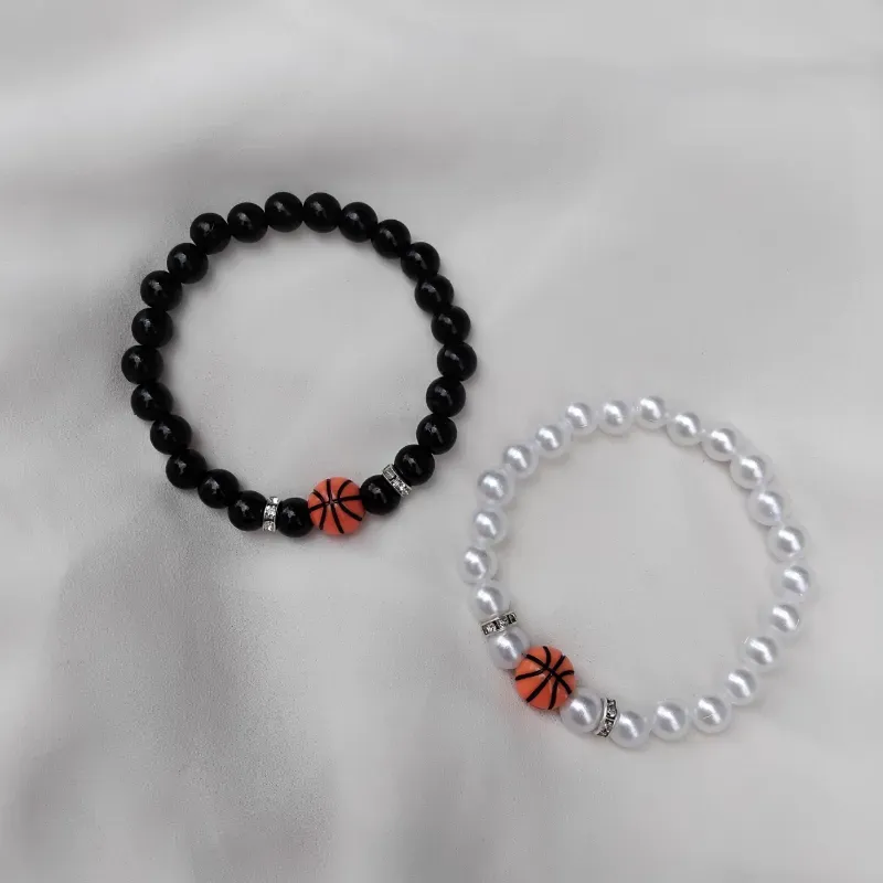 Pareja de pulseras con pelota de basquet