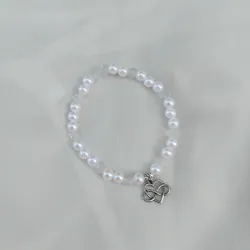 Pulsera de perlas blancas, swarovskis transparentes y dije.