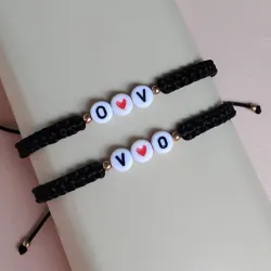 Pulsera tejida con iniciales.
