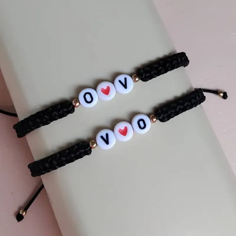 Pulsera tejida con iniciales.