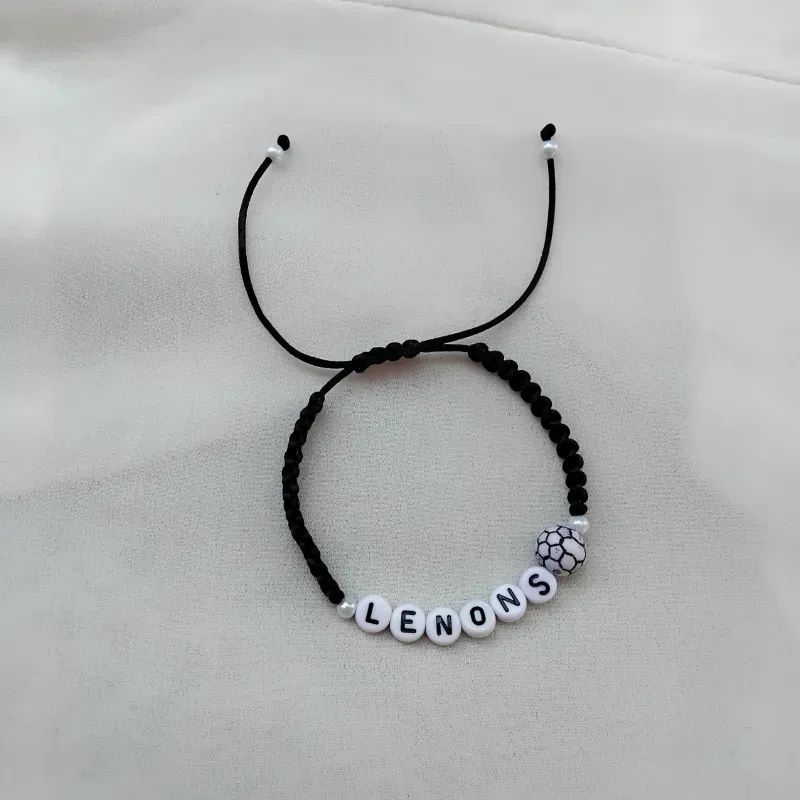 Pulsera tejida con nombre.