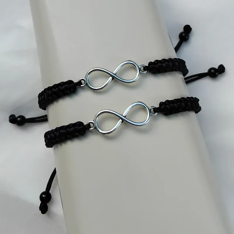 Pulsera tejida con signo de infinito