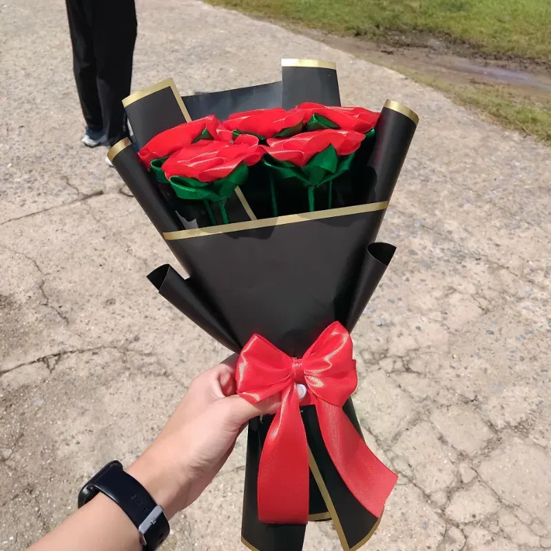 Ramo de 5 rosas.
