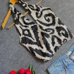 Blusa de pintas c/ espalda afuera