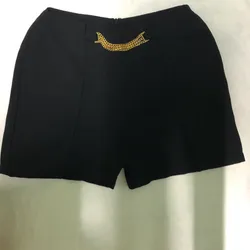 Short negro corto de cadenas doradas