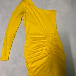 Vestido amarillo de un solo hombro