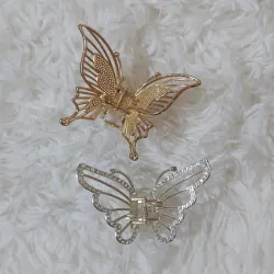 Pellizcos dorados y plateados de mariposa