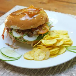 Pan con lechón y chicharritas