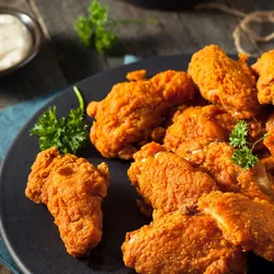 Pollo frito con chicharritas