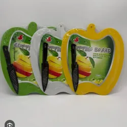 Tabla de picar con rallador y cuchillo.