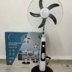 Ventilador recargable de pedestal