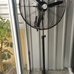 Ventilador industrial de pie marca *Jinghan*  20"