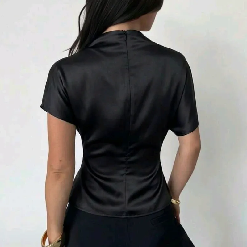 Blusa negra satinada corte cuadrado