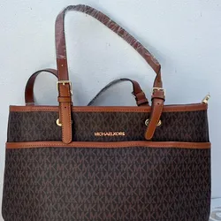 Bolso grande Carmelita y Negro  . Marca Michael Kors