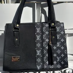 Bolso Negro  Mediano LVouitton  con detalles blanco