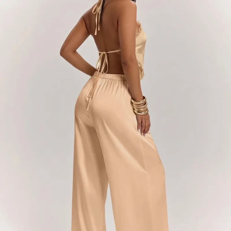 Conjunto de blusa y pantalón satinados en color beige con enjajes
