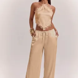 Conjunto de blusa y pantalón satinados en color beige con enjajes