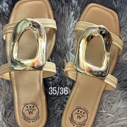 Sandalias beige con adorno dorado superior