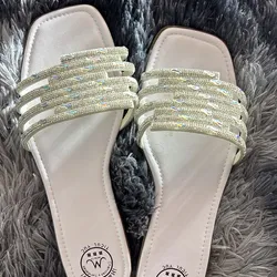 Sandalias con detalles de joyería plateada
