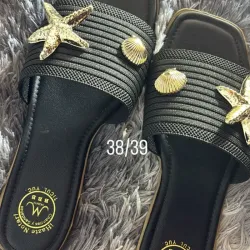Sandalias negras con detalles playeros en dorado
