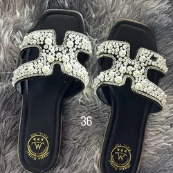Sandalias negras con petlas blancas