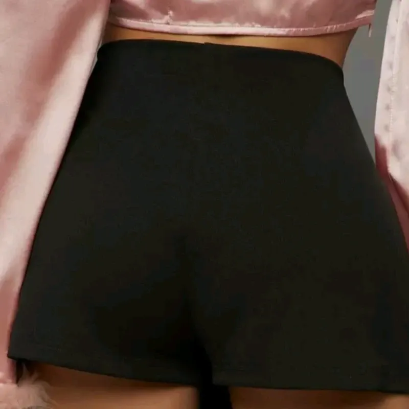 Saya Short color negro con diseño