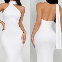 Vestido blanco largo pegado al cuerpo con amarre al cuello