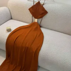 Vestido color Terracota con detalle dorado en cintura recogida.