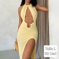 Vestido con escote y amarre al cuello. Largo color amarillo