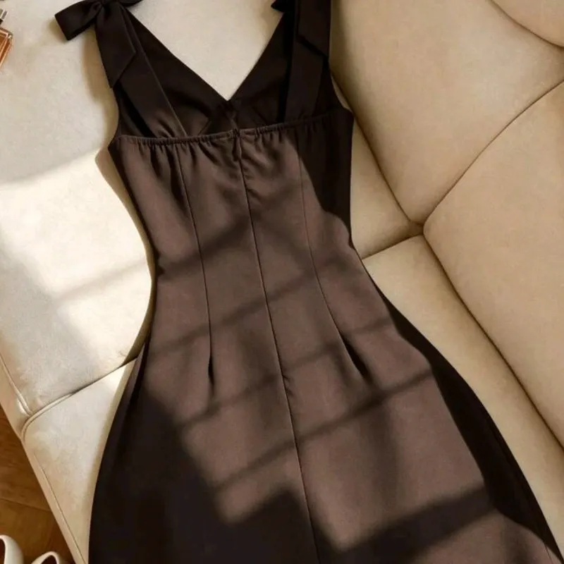 Vestido marrón corto con lazos en los lados