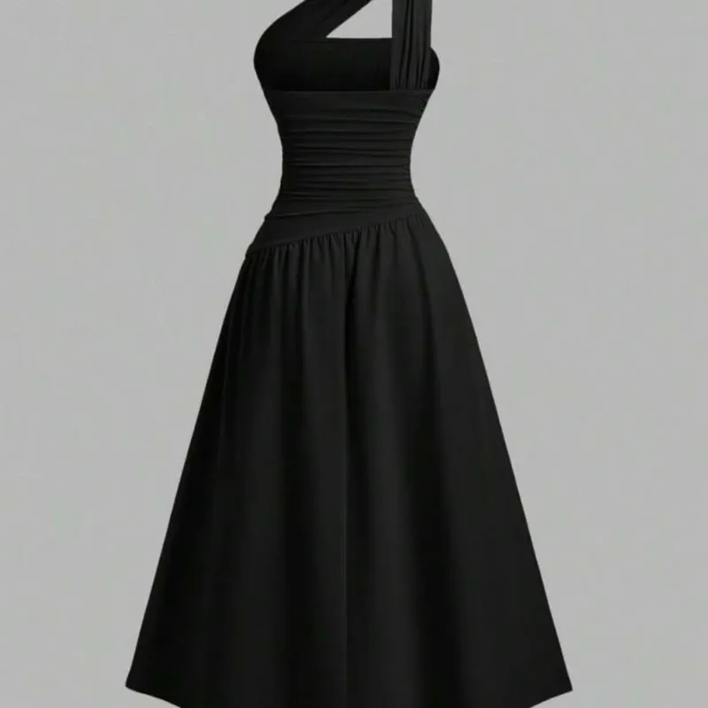 Vestido negro corte 80s de un solo hombro