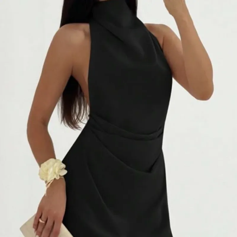 Vestido negro de amarre al cuello y espalda descubierta