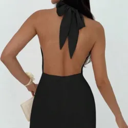 Vestido negro de amarre al cuello y espalda descubierta